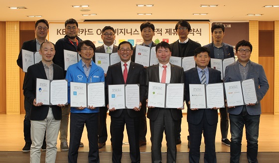 카드사. O2O 서비스 연계 활발…모바일 경쟁력 강화 - 뉴스 썸네일 이미지