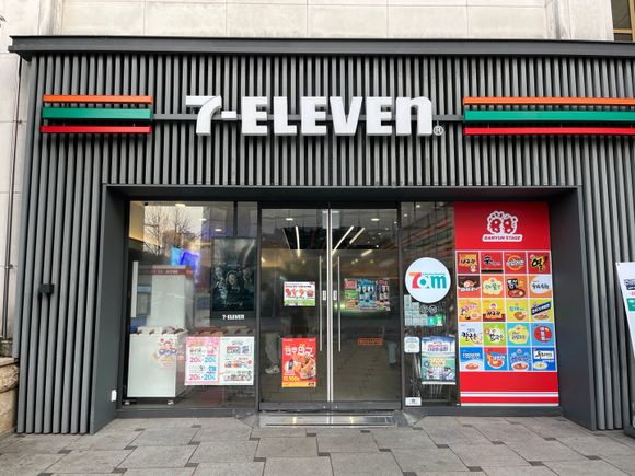 [르포] 아침부터 MZ 발길…잠실 성지 등극한 세븐일레븐 '88라면스테이지' - 뉴스 썸네일 이미지