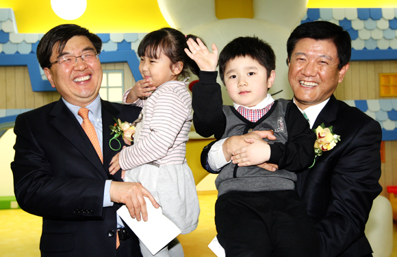 임채민 보건복지부장관(왼쪽 첫번째)과 조준희 IBK기업은행장(오른쪽 첫번째)이 16일 서울 한남동 IBK고객센터에서 열린 ‘참! 좋은 어린이집’ 개원식에 참석해 어린이들을 안고 기념촬영하고 