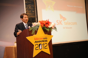 한남석 SK텔레콤 IT 기술원장이 텔레콤 아시아 어워드 2012에서 수상 소감을 발표하고 있다.