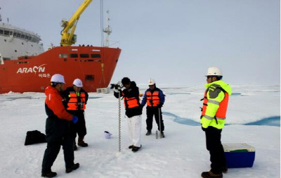 북극해 해빙연구를 위해 정박중인 아라온호 사진:국토해양부