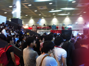관람객들이 KT관에서 e북 행사에 참여하고 있다.