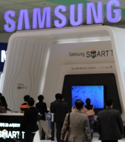 삼성전자의 부스에서 관람객들이 스마트TV를 살펴보고 있다.