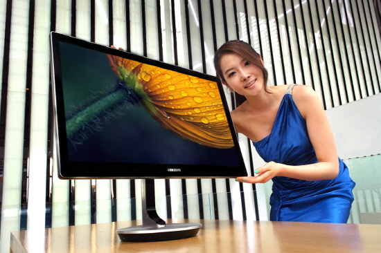 삼성전자 모델이 22일 서울 서초동 삼성전자 홍보관 딜라이트에서 프리미엄 스마트 모니터 970을 소개하고 있다. ⓒ삼성전자
