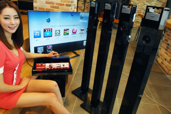 LG전자 모델이 여의도 LG트윈타워에서 시네마 3D 홈시어터 신제품을 소개하고 있다.  ⓒLG전자
