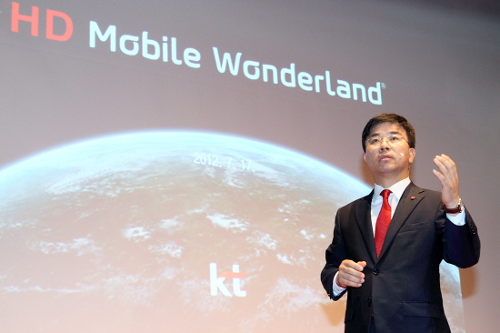 표현명 KT 사장이 17일 서울 광화문 올레스퀘어에서 데이터 이월 요금제 및 VoLTE 등 자사의 LTE전략을 설명하고 있다.  ⓒ KT