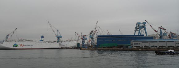 제주크루즈라인 소속 여객선이 선박수리를 위해 한진중공업 영도조선소에 정박해 있다. 