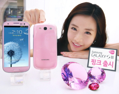 삼성전자 모델이 서울 삼성동 코엑스 삼성 갤럭시존에서 신제품 갤럭시S3 마샨 핑크를 소개하고 있다. ⓒ삼성전자