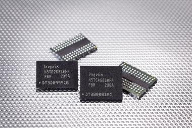 SK하이닉스가 출시한 2Gb DDR3L-RS(좌측) 및 4Gb DDR3L-RS(좌측) 단품. ⓒSK하이닉스