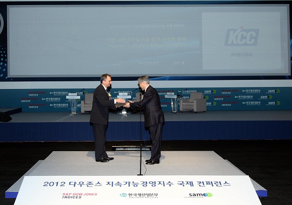 서정현 KCC 재정부 상무(오른쪽)가 10일 ´2012 다우존스 지속가능경영지수 (DJSI DJSI Korea) 인증식´에서 건설자재부문 국내 최우수기업 인증을 기업 대표로 수상했다. / 사진제공=KCC