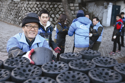 지난 17일 이순우 은행장이 서울시 정릉에서 차량진입이 어려운 가정에 연탄배달 봉사활동을 하고 있다.(사진제공=우리은행)