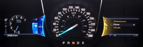 포드 ´올-뉴 퓨전´ 계기판. 속도계의 좌우에는 차량의 각종 정보를 표시하는 디지털 계기판이 있다. ⓒEBN