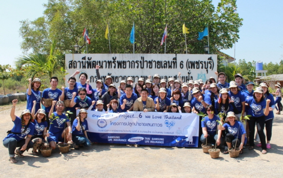 지난 19일 태국 펫차부리 지역에 삼성생명 글로벌 봉사단이 ´맹그로브´ 식목 자원봉사를 실시했다.ⓒ삼성생명