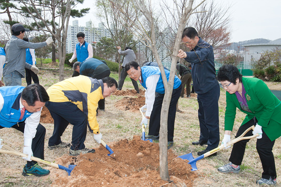 송기진 광주은행장(가운데)과 김종식 광주 서구청장은 5일 풍암생활체육공원에서 나무심기 행사를 실시했다.ⓒ광주은행