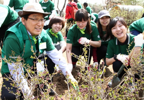 (왼쪽 첫번째)이석구 스타벅스커피 코리아 대표이사가 17일 서울숲 공원과 공원돌보미 MOU협약을 맺고 공원 녹화 봉사 활동을 하고 있다.ⓒ스타벅스