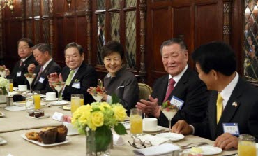 박근혜 대통령(오른쪽 3번째)이 지난 5월8일 미국 워싱턴 헤이 애덤스호텔에서 열린 수행 경제인과의 조찬에서 참석자를 소개받으며 함께 박수를 치고 있다. (오른쪽 2번째부터) 정몽구 현대차