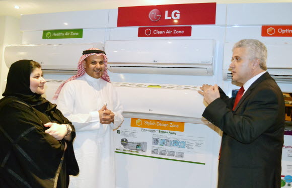 사우디아라비아 소비자들이 에어컨 매장에서 LG전자 에어컨 ‘타이탄 빅 Ⅱ’ 제품을 체험하고 있다.ⓒLG전자