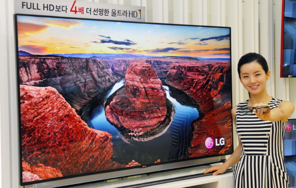 모델이 LG전자 65형 울트라HD TV를 소개하고 있다. ⓒLG전자