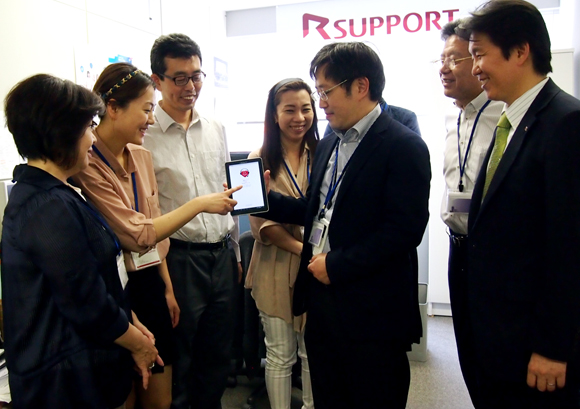 코트라 도쿄 IT지원센터에 입주한 소프트웨어 업체 알서포트 임직원들이 자사의 원격지원 앱을 시연하고 있다. ⓒEBN