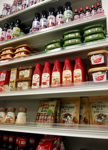 일본에서 판매 중인 고추장, 간장 등 각종 식품류. ⓒEBN