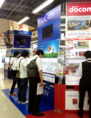 일본인들이 도쿄 긴자에 위치한 BIC CAMERA 매장에 전시된 삼성 갤럭시 모델을 살펴보고 있다. ⓒEBN
