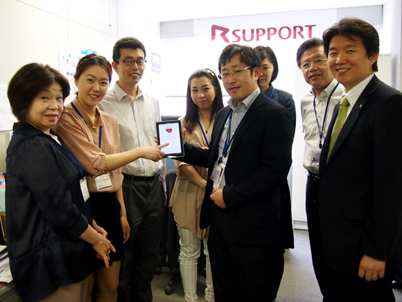 안천홍 알서포트 일본지사장(오른쪽 첫번째)을 비롯한 임직원들이 일본 도쿄 코트라 IT지원센터에 위치한 일본지사 사무실에 모여 자사의 원격지원 앱을 선보이고 있다. ⓒEBN
