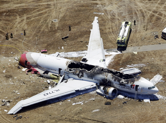 7일 오전 3시28분경(한국시간) 미국 샌프란시스코 공항에서 아시아나항공 214편 B777-200 여객기가 착륙하다 활주로에 충돌하는 사고가 발생했다. 사고 여객기의 동체 대부분이 화재로 소실되고 날