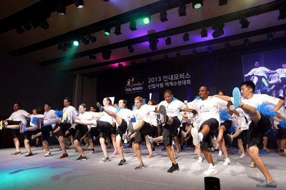 현대모비스 글로벌 하계수련대회에서 국내외 신입사원들이 함께 탤런트 퍼포먼스를 선보이고 있다.ⓒ현대모비스