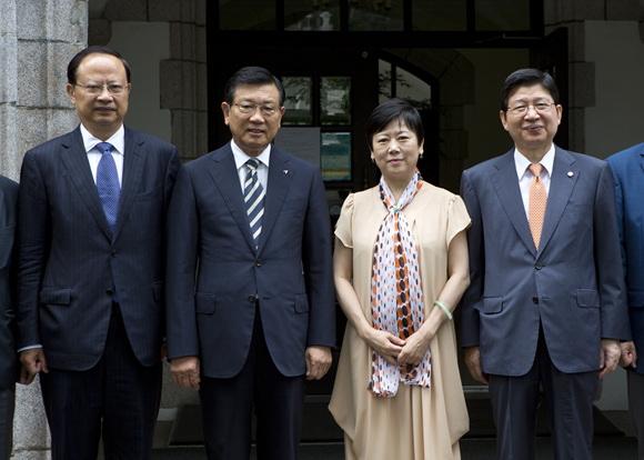 왼쪽부터 왕젠조우 중한우호협회장, 박삼구 한중우호협회장, 리샤오린 중국인민대외우호협회장, 정갑영 연세대학교 총장이 한중 우호 교류 행사에 참석한 뒤 기념촬영을 하고 있다.ⓒ금호아