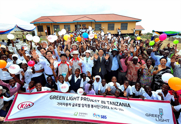 기아차가 탄자니아에서 ´그린 라이트 프로젝트´ 1주년 기념행사를 개최하고 있다.ⓒ기아차