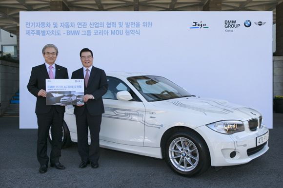 김효준 BMW그룹코리아 대표(왼쪽)가 제주특별자치도 우근민 도지사(오른쪽)에게 전기차 실증의 목적으로 BMW의 전기차 액티브 E를 전달하고 있다. ⓒBMW그룹코리아