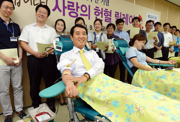 성세환 BS금융그룹 회장이 27일 ´사랑의 헌혈릴레이´ 행사에 참여해 헌혈을 하고 있다.ⓒBS금융지주
