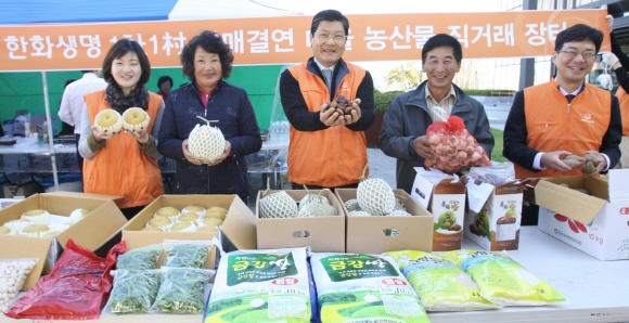 한화생명 차남규 대표이사(왼쪽에서 세번째), 아산리마을 전종봉 이장(오른쪽에서 두번째), 한화생명 박상용 기획조정실장(오른쪽에서 첫번째)ⓒ한화생명