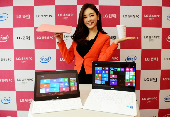 LG탭북 모델 공서영이 2014 LG PC 신제품 행사에 참석해 테이크아웃 커피 두잔 무게에 불과한 980g 초경량 울트라PC ‘그램’을 비롯, LG PC 신제품을 시연해 보고 있다. ⓒLG전자 
