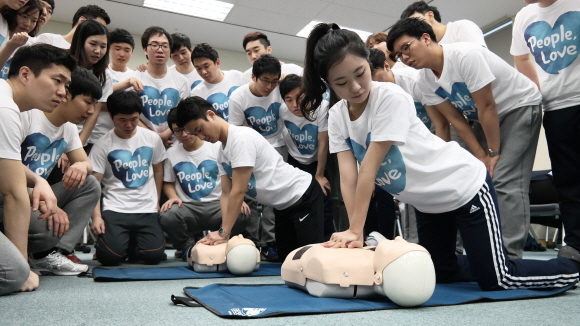 서영진(男, 26세), 최소영(女, 25세) 신입사원이 심폐소생술 교육 실습을 하고 있는 모습.ⓒ삼성생명