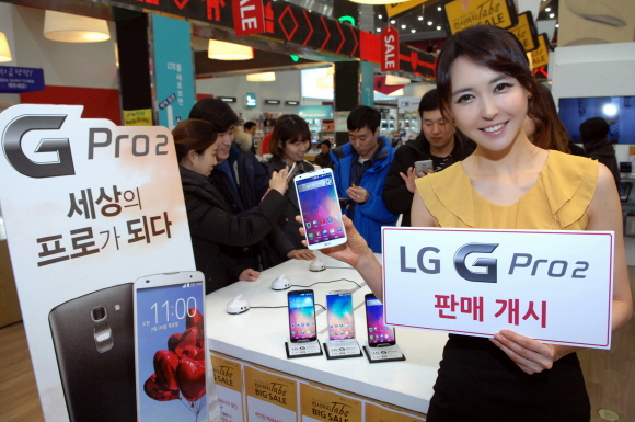 서울 명동 컨시어지 매장에서 모델이 'LG G프로2'를 들고 포즈를 취하고 있다. ⓒLG전자