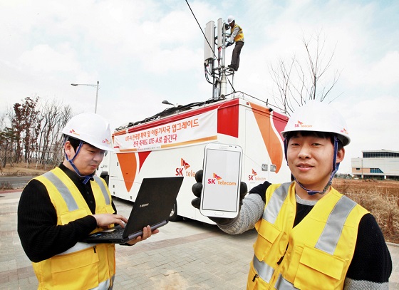 SK텔레콤 직원들이 이번 'LTE-A 망 전국 약 400 개 관광명소 등으로 확대' 서비스를 소개하고 있다. ⓒSK텔레콤