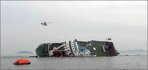 전남 진도군 조도면 병풍도 북쪽 20km 해상에서 6천825t급 여객선 세월호가 침몰 중이다.ⓒ연합뉴스