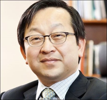 김종준 하나은행장이 '저축은행 부당지원'으로 문책경고 상당의 중징계를 받았지만 조직을 위해 내년 3월 임기를 채우기로 결정했다.ⓒ하나은행