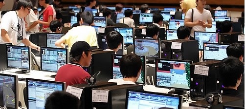 한 행사장에서 수많은 청소년들이 컴퓨터 게임을 즐기고 있다. ⓒ사진=연합뉴스