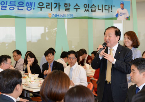 지난 4월 김주하 농협은행장이 구내식당을 찾아가 직원들과 함께 식사를 하면서 직원들의 노고를 격려하고 있는 장면.ⓒ농협은행