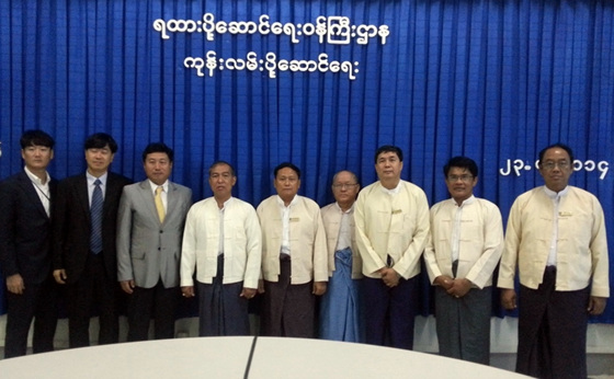 CJ대한통운과 미얀마 육상운송청 관계자들이 기념 촬영을 하고 있다.ⓒCJ대한통운