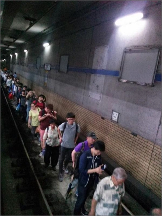 19일 오후 12시 16분 청량리역에 진입하던 지하철 1호선이 정지하는 사고가 발생했다.ⓒ트위터 캡처