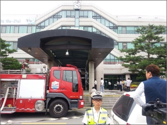 40대 남성이 몬 무쏘 차량이 아산시청 현관으로 돌진했다. 사진은 아산시청의 모습.ⓒ연합뉴스