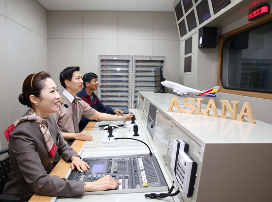 강서구 오쇠동 아시아나항공 교육훈련동에 마련된 스튜디오에서 캐빈승무원, 운항승무원, 정비사가 원격화상으로 농산어촌 학생들에게 직업 교육을 하고 있다.ⓒ아시아나