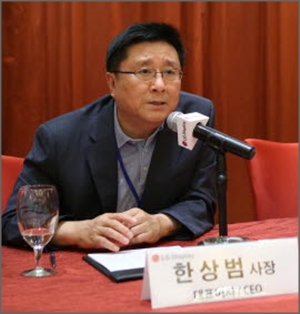 한상범 LG디스플레이 사장이 1일 LG디스플레이 차이나의 8.5세 LCD패널 공장 준공식에 앞서 광저우 한 호텔에서 기자들의 질의에 답변하고 있다.ⓒLG디스플레이