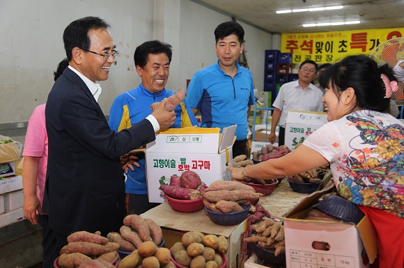 김낙회 관세청장(사진 왼쪽)이 대전 역전시장을 찾아 채소가게를 둘러보고 있다. ⓒ관세청