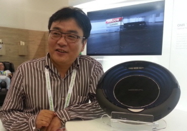 박홍석 모뉴엘 대표가 6일(현지시간) 독일 베를린 IFA 2014에 마련된 모뉴엘 전시장에서 로봇청소기 제품과 함께 포즈를 취하고 있다. ⓒ모뉴엘