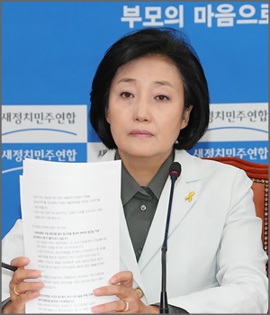 박영선 새정치민주연합 원내대표가 당 비대위원장 자리에 외부 인사를 영입할 계획이라고 11일 밝혔다.ⓒ연합뉴스