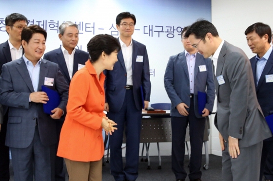  대구 창조경제센터 확대 출범식에 참석한 박근혜 대통령이 이재용 삼성전자 부회장과 인사하고 있다. ⓒ연합뉴스